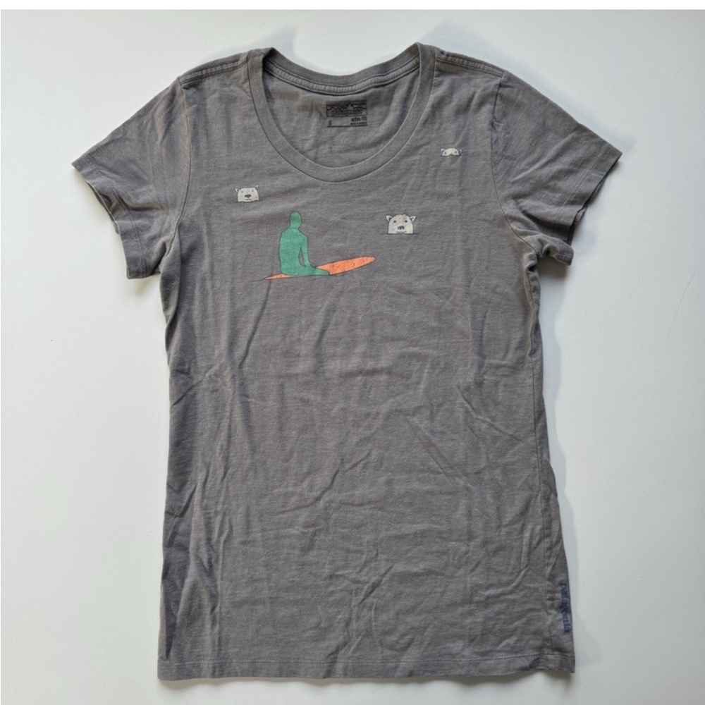 PATAGONIA Surfing w/ Polar Bears Tee Shirt Womens Small Slim Fit Gray Surfer